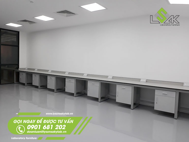 Bàn thí nghiệm áp tường hộc tủ treo nội thất phòng thí nghiệm Innovation Center – Công ty CP Quốc tế Phong Phú