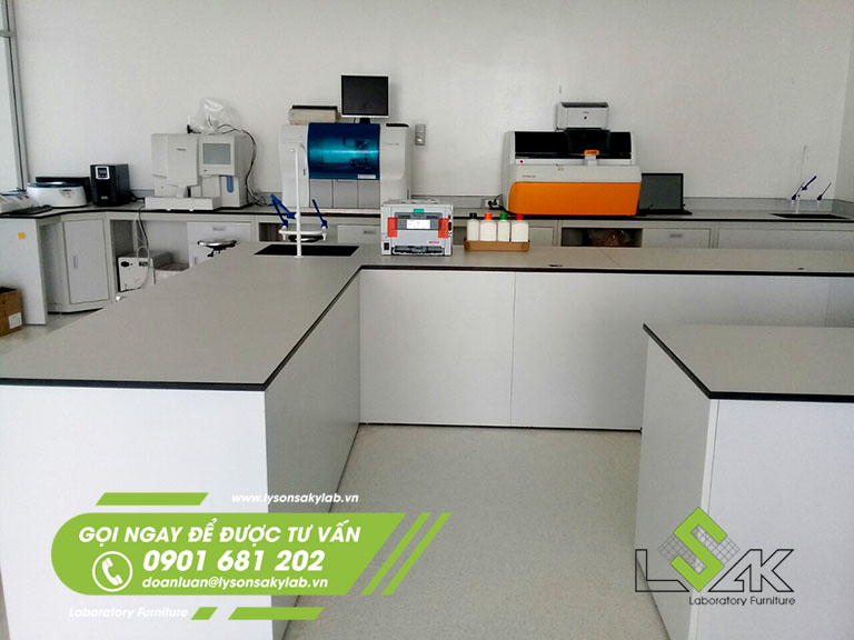 Bàn đặt thiết bị xét nghiệm sinh hóa tự động nội thất Khoa xét nghiệm Bệnh viện Quốc tế Mỹ AIH