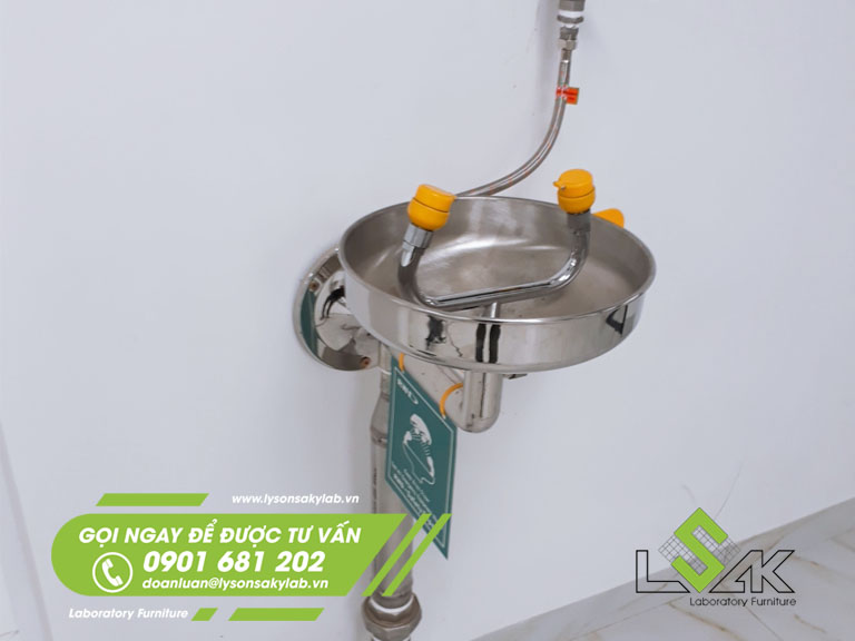 Vòi rửa mắt khẩn cấp gắn tường nội thất phòng kiểm màu sợi chỉ American & Efird Việt Nam