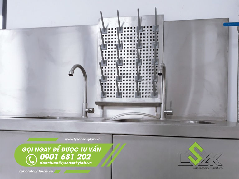 Bàn chậu rửa inox có giá phơi dụng cụ nội thất phòng kiểm màu sợi chỉ American & Efird Việt Nam