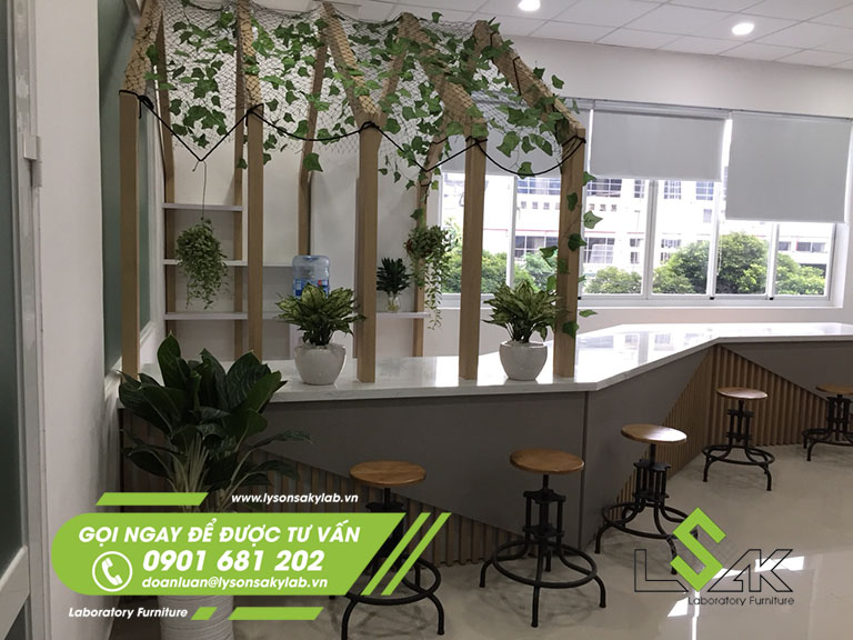 Khu vực quầy lễ tân văn phòng là một khâu quan trọng trong thiết kế văn phòng hiện đại đẹp, chuyên nghiệp