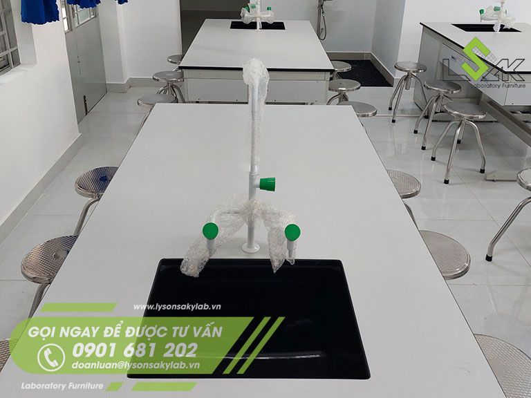 Bàn thí nghiệm thực hành hóa sinh có chậu rửa lắp đặt tại Trường TH, THCS và THPT Tân Phú