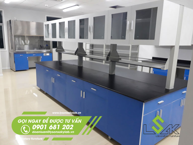 Bàn thí nghiệm trung tâm có kệ để hóa chất nội thất phòng lab trung tâm R&D Nanpao Material Việt Nam