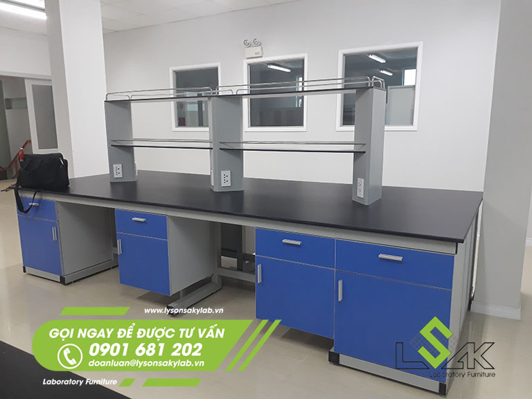 Bàn thí nghiệm trung tâm có kệ để hóa chất nội thất phòng lab trung tâm R&D Nanpao Material Việt Nam