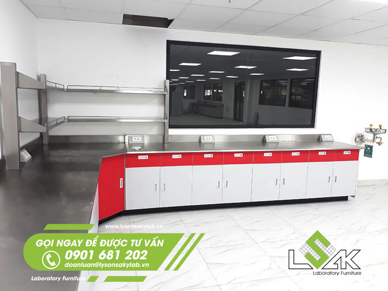 Bàn thí nghiệm áp tường inox nội thất phòng kiểm màu sợi chỉ American & Efird Việt Nam