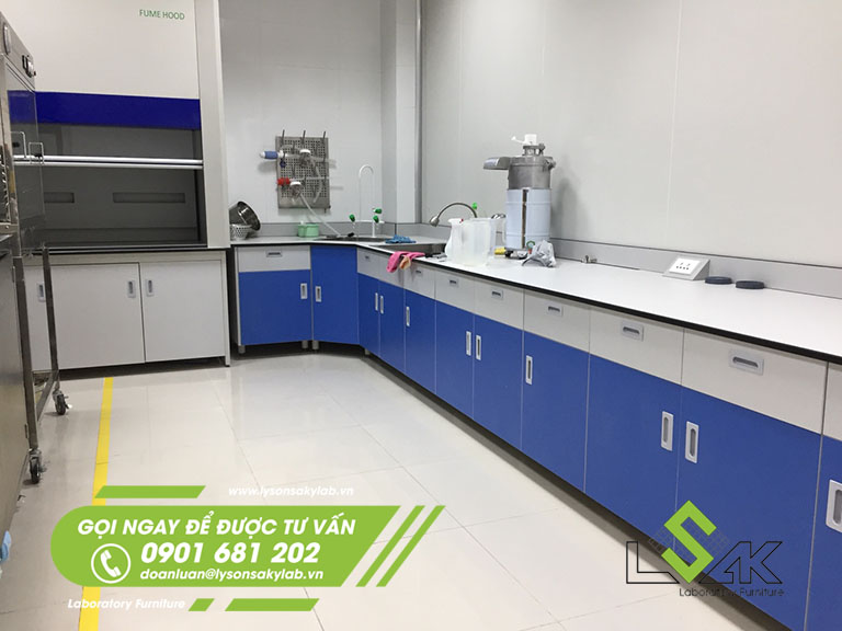 Bàn thí nghiệm áp tường phòng lab Trung tâm nghiên cứu và phát triển sản phẩm công ty CP Hóa chất Á Châu