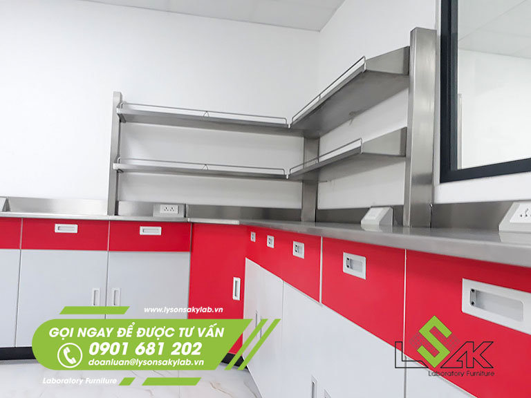 Bàn thí nghiệm áp tường có kệ inox trên bàn nội thất phòng kiểm màu sợi chỉ American & Efird Việt Nam