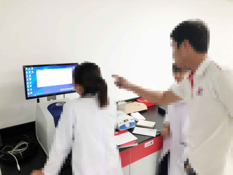 Nhân viên A&E đang tự tiến hành đo mẫu trên MQC+