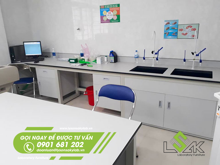 Bàn thí nghiệm áp tường có chậu rửa nội thất Khoa xét nghiệm Bệnh viện Phúc Hưng - Quảng Ngãi