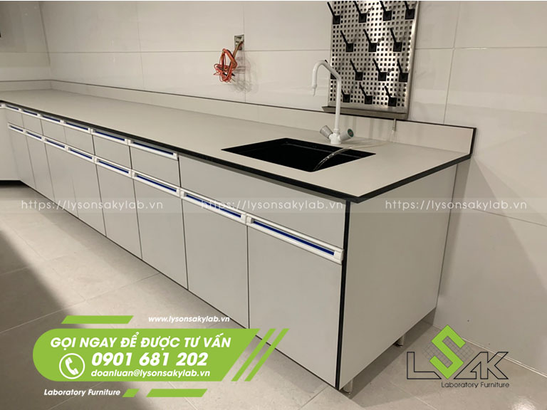 Bàn thí nghiệm áp tường có bồn rửa lắp đặt giá phơi dụng cụ