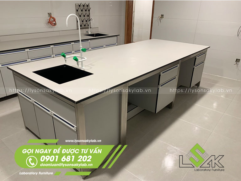 Bàn thí nghiệm trung tâm có chậu rửa khung inox
