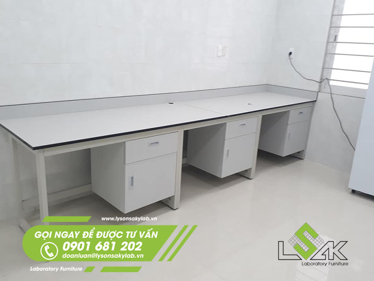 Bàn thí nghiệm áp tường khung thép nội thất Khoa xét nghiệm Bệnh viện Phúc Hưng - Quảng Ngãi