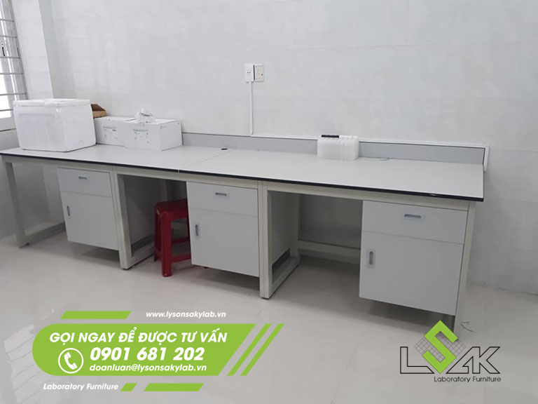 Bàn thí nghiệm áp tường nội thất Khoa xét nghiệm Bệnh viện Phúc Hưng - Quảng Ngãi
