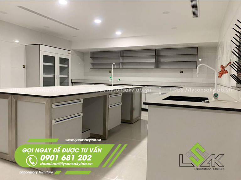 Bàn thí nghiệm áp tường chữ L, bàn thí nghiệm trung tâm khung inox 304