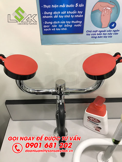 Vòi rửa mắt khẩn cấp được gắn trên mặt bàn thí nghiệm phòng lab