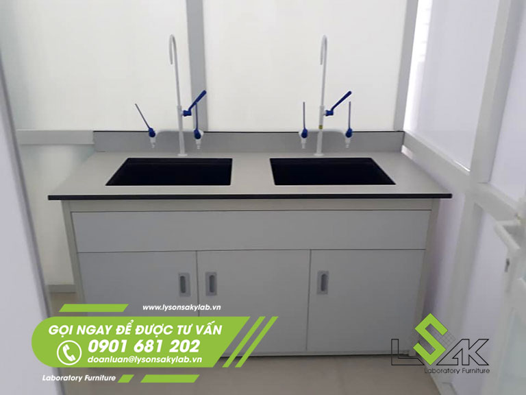 Bàn chậu rửa đôi lắp đặt vòi rửa 3 nhánh chuyên dụng nội thất Khoa xét nghiệm Bệnh viện Phúc Hưng - Quảng Ngãi