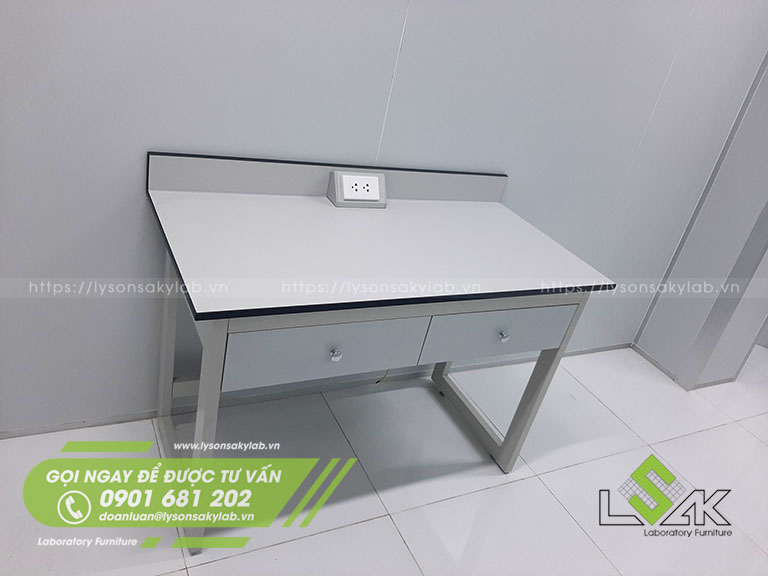 Bàn thí nghiệm đơn khung thép mặt bàn làm bằng tấm Phenolic HPL chịu hóa chất.
