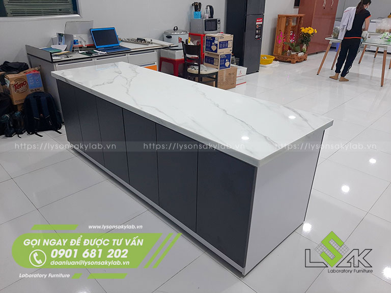 Bàn ăn kích thước 2000x900x750mm mặt bàn bằng đá Trắng Moca dày 18mm
