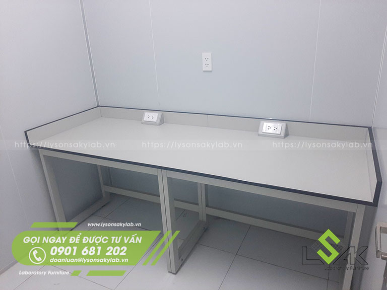 Bàn thí nghiệm áp tường khung thép sơn tĩnh điện, mặt bàn Phenolic HPL dày 18mm kháng hóa chất.