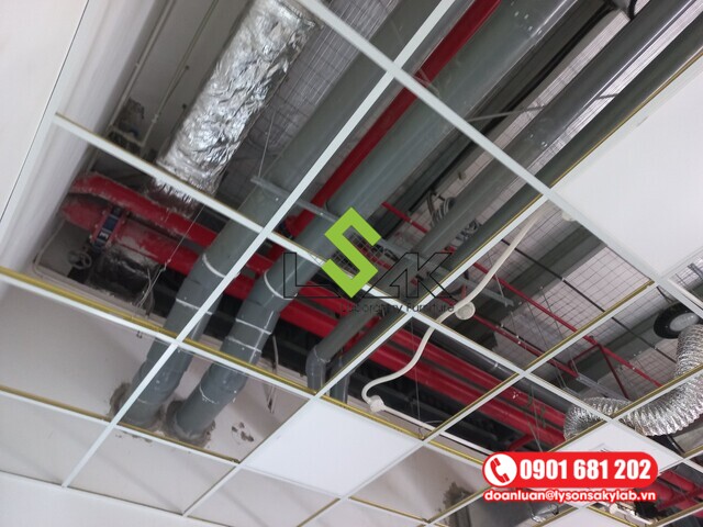 Đường ống lắp đặt trên trần hệ thống thông gió hút cục bộ xử lý khí thải phòng thí nghiệm.