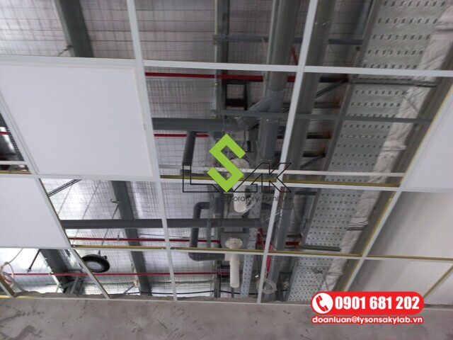 Quạt hút khí độc được kết nối với hệ thống đường ống kết nối cục bộ đến từng tay hút di động trong phòng thí nghiệm.