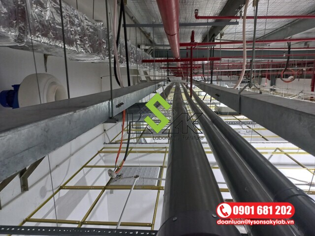 Đường ống lắp đặt trên trần hệ thống thông gió hút cục bộ xử lý khí thải phòng thí nghiệm.