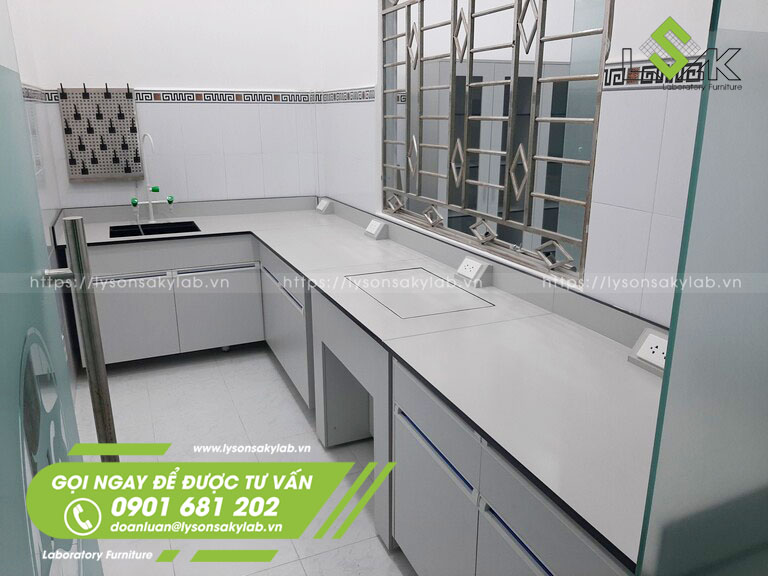 Bàn thí nghiệm áp tường có chậu rửa, bàn cân chống rung sử dụng tại phòng thí nghiệm nước và đất
