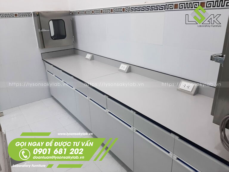 Phòng đọc kết quả lắp đặt bàn thí nghiệm áp tường đặt tủ ấm và kính hiển vi