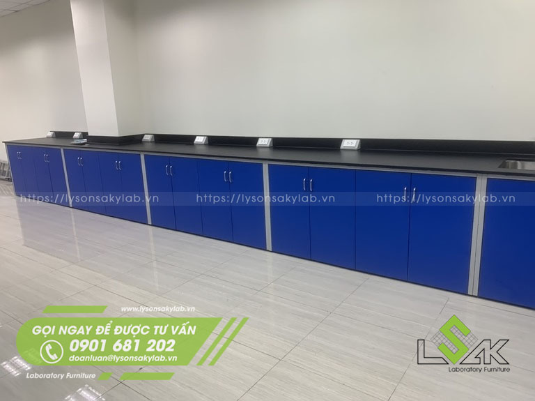 Bàn thí nghiệm áp tường mặt bàn kháng hóa chất là lựa chọn của một số phòng thí nghiệm QA, QC, R&D. Có nhiều loại với kích thước và thiết kế khác nhau để phù hợp với nhu cầu của khách hàng.