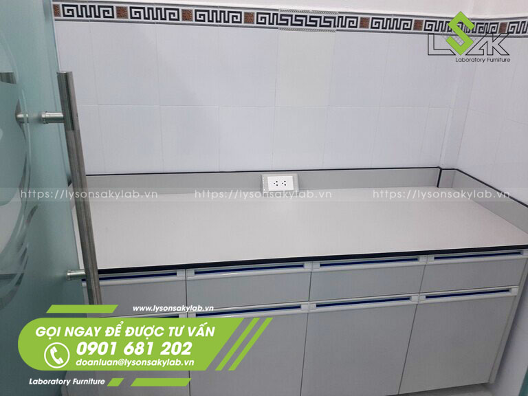 Bàn thí nghiệm áp tường / wall bench 1500x600x800 DxRxC