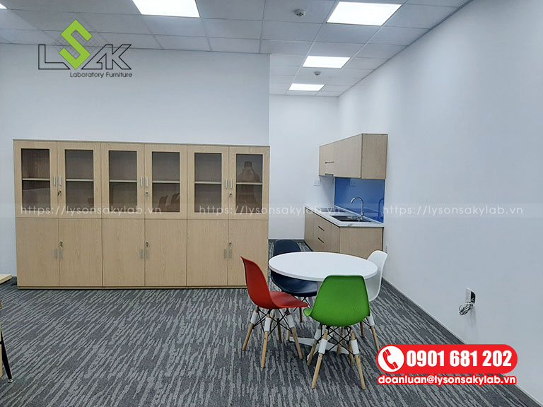 Tủ hồ sơ cao và khu vực pantry văn phòng