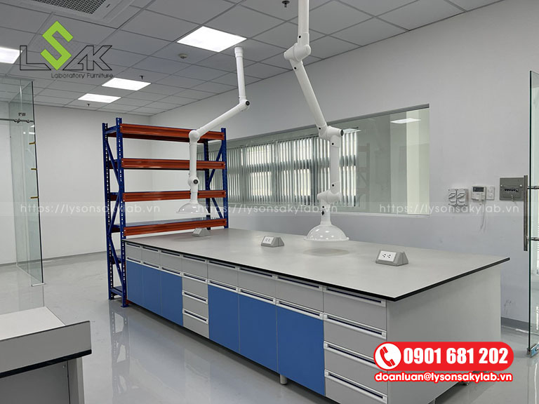 Bàn thí nghiệm trung tâm để đặt những thiết bị thí nghiệm