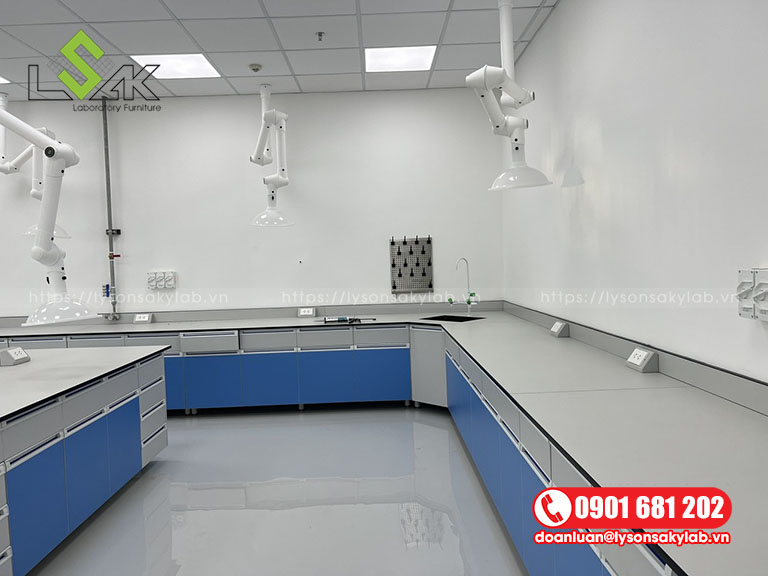 Bàn góc phòng thí nghiệm có bồn rửa