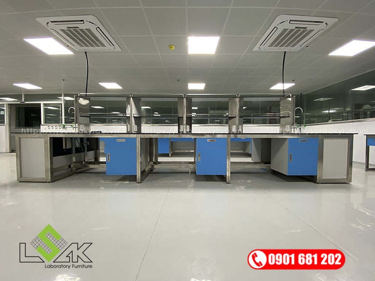 Bàn thí nghiệm trung tâm phòng hóa lý khung inox có kệ trên bàn