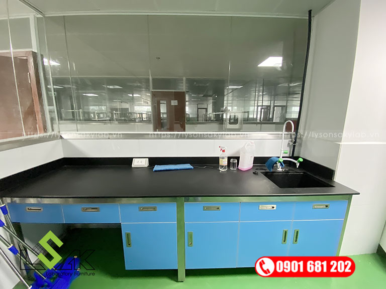 Bàn thí nghiệm áp tường có chậu rửa