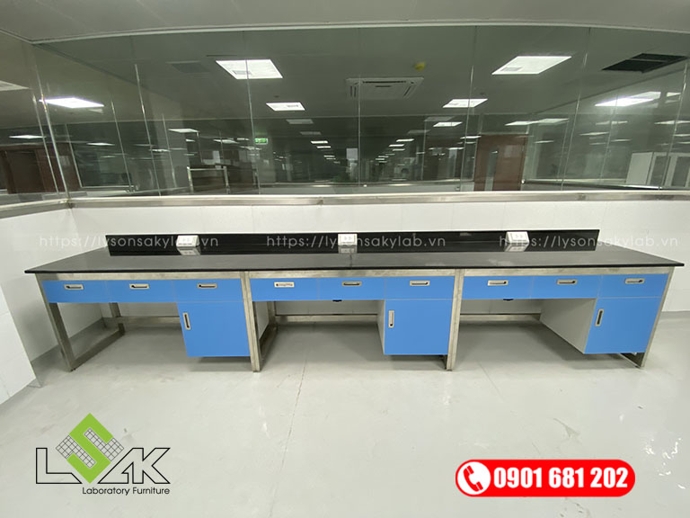 Bàn thí nghiệm áp tường khung inox 304 mặt bàn chống hóa chất