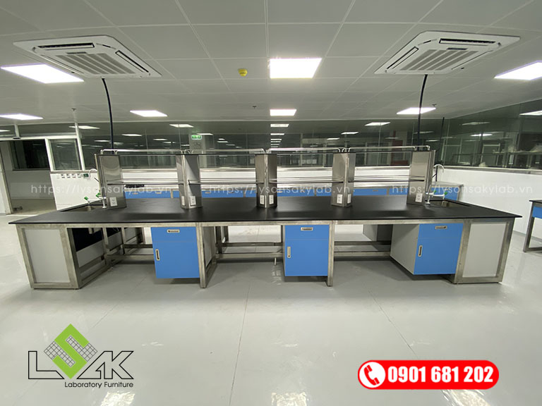 Bàn thí nghiệm trung tâm khung inox có kệ trên bàn