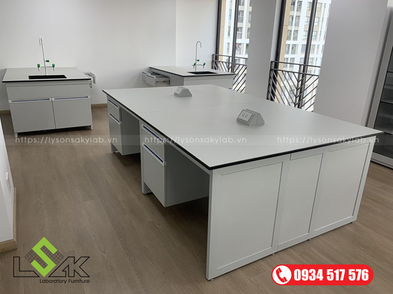 Bàn chuẩn bị thí nghiệm trung tâm mặt bàn làm bằng tấm Phenolic HPL ReLab dày 18 mm
