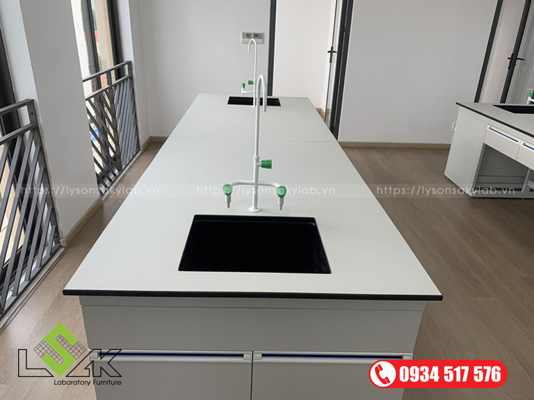 Bàn thí nghiệm hóa sinh có chậu rửa và vòi rửa 3 nhánh chuyên dùng