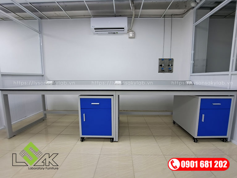 Bàn thí nghiệm áp tường khung thép sơn tĩnh điện