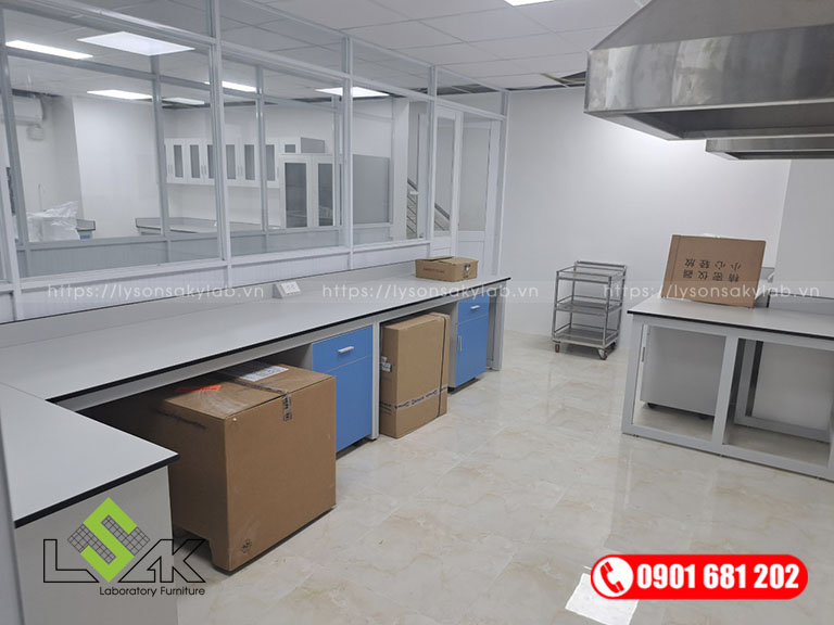 Dãy bàn thí nghiệm áp tường phòng lab