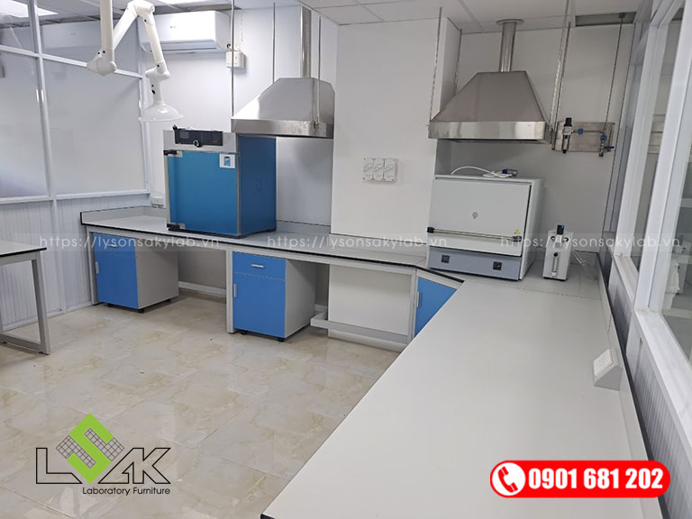 Bàn thí nghiệm đặt máy phòng lab
