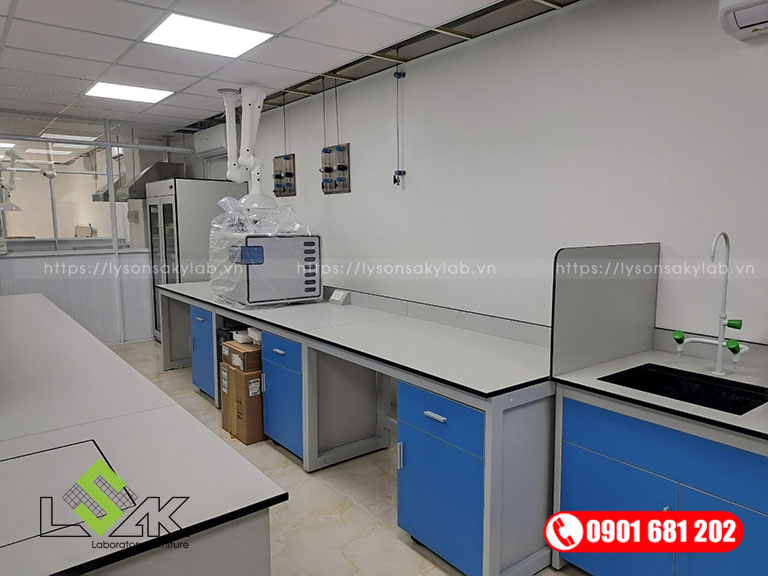 Bàn thí nghiệm áp tường khung thép mặt bàn kháng hóa chất