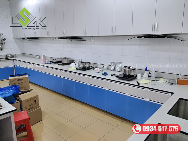 Bàn thí nghiệm áp tường kích thước 7300x750x800mm DxRxC