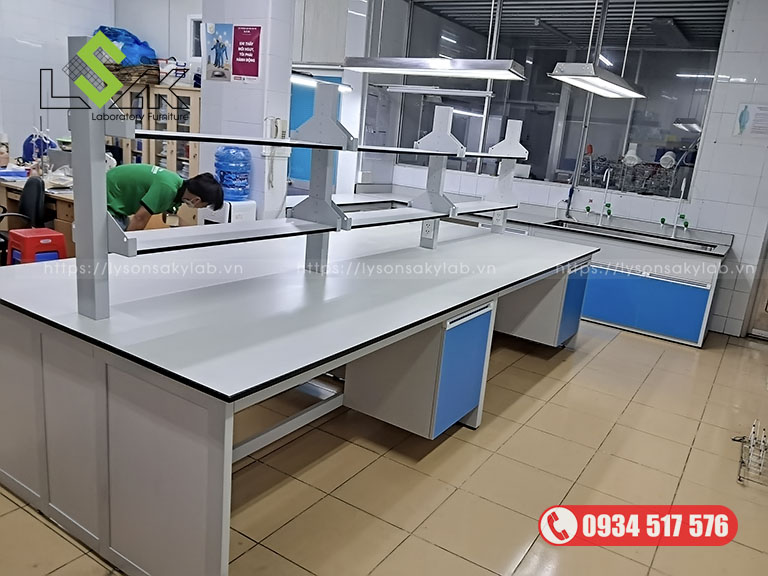 Bàn thí nghiệm trung tâm có kệ lưu mẫu
