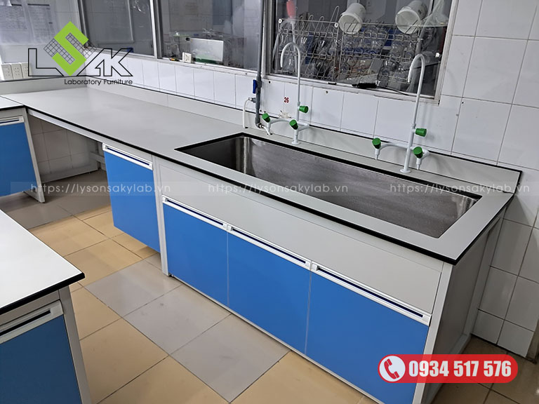 Bàn thí nghiệm có chậu rửa kích thước 3600x750x800 mm DxRxC