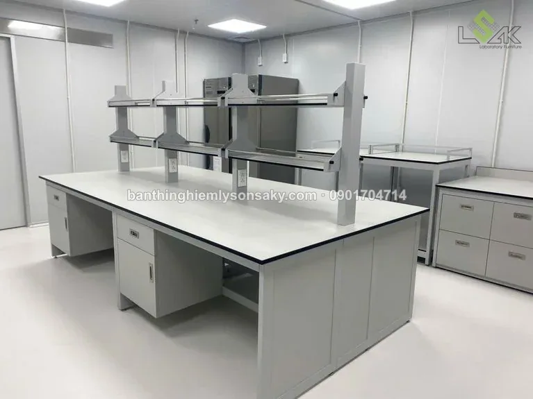 Bàn thí nghiệm trung tâm mặt phenolic xam trang hộc tủ kin va kệ trên bàn