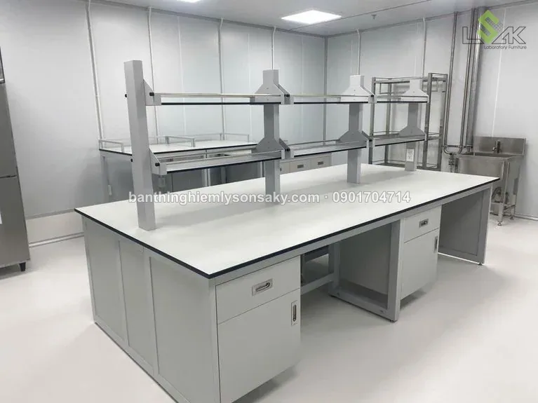 Bàn thí nghiệm trung tâm mặt phenolic xam trang hộc tủ kin va kệ trên bàn
