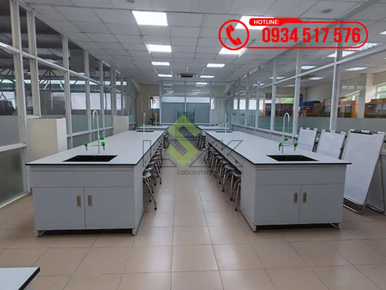thi-cong-noi-that-phong-lab-giao-duc-truong-thpt-le-quy-don-long-1