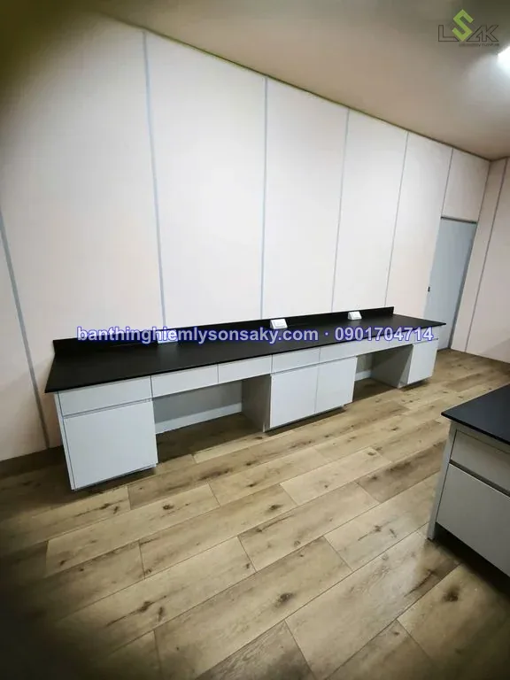 Bàn thí nghiệm áp tường va chup hút inox